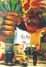 ambientación escenográfica de centro de entretenimiento